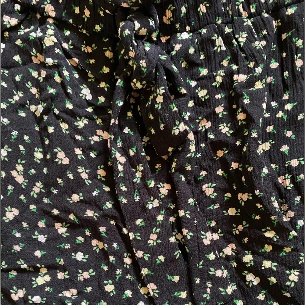 Black and cream flower shorts - Picture 2 of 4